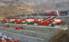 研磨高嶺土?xí)r選擇雷蒙磨粉機好還是球磨機好？